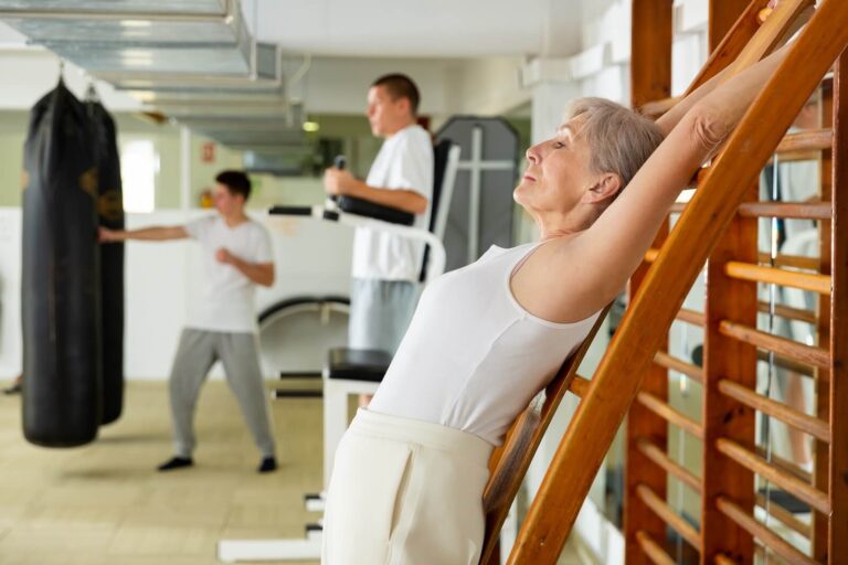 Drabinka gimnastyczna dla osób z bólem pleców - czy warto